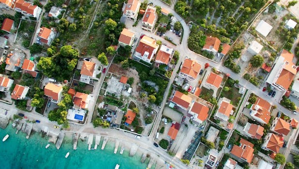 A scenic aerial shot von a seaside town in Croatia featuring rooftops and clear blue waters.