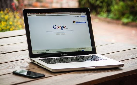 Notebook mit Google-Startseite - Weshalb verzeichniseinträge der eigenen Sichtbarkeit schaden können