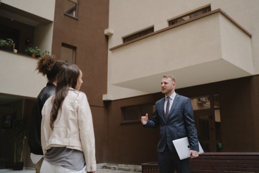 pexels-photo-7647398-7647398-1 A real estate agent shows an apartment to a couple, illustrating a property tour experience.