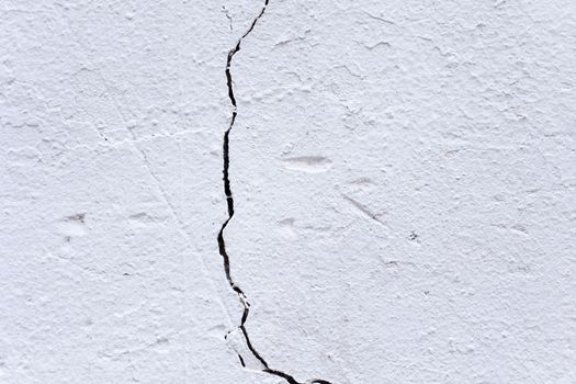 Außenwand eines Wohnhauses - Risse im Mauerwerk