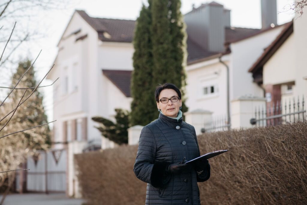 Gutachterin beim Ortstermin - Wertgutachten bei Immobilienverkauf